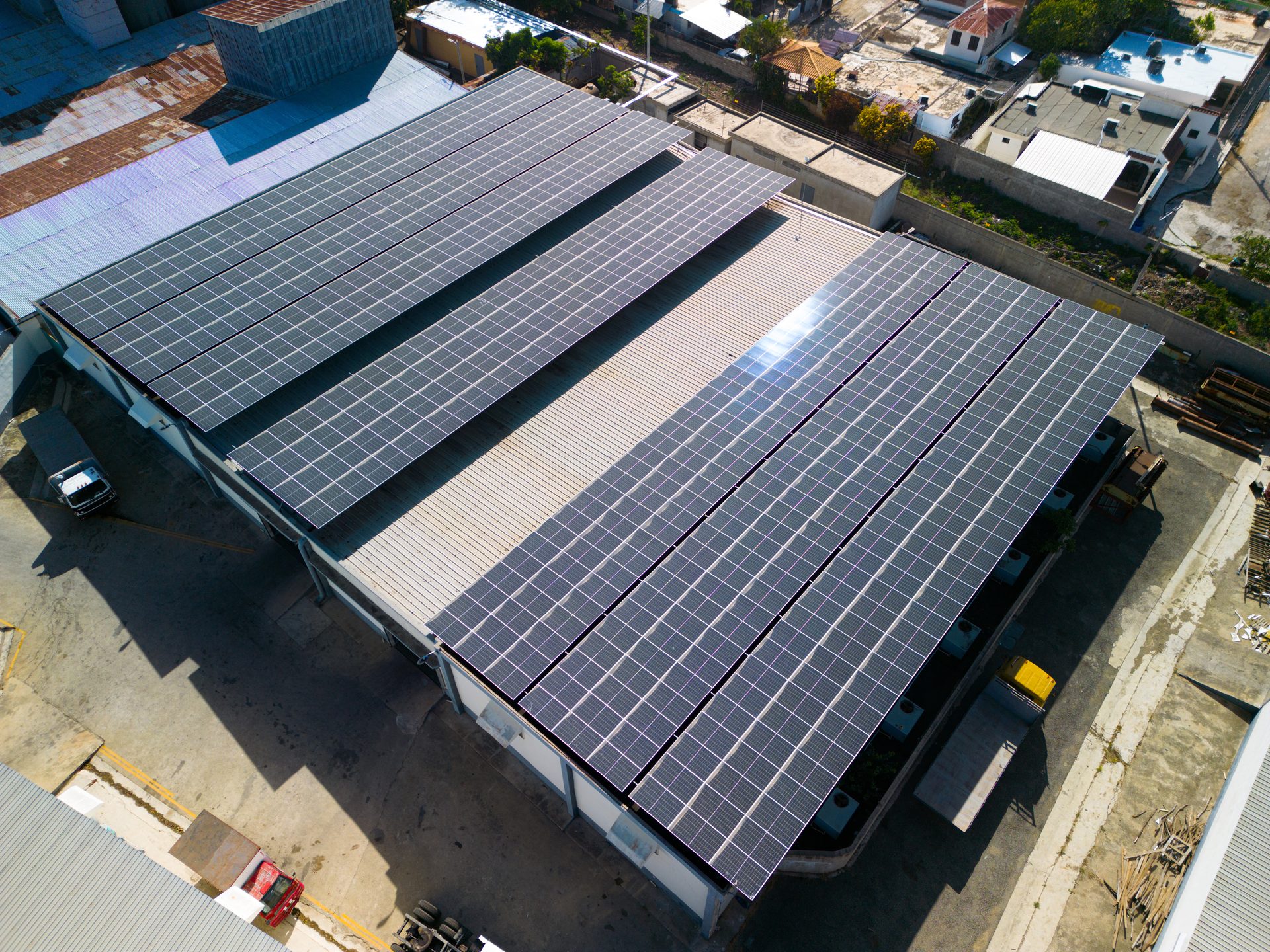 Vista aérea instalación solar industrial — ángulo lateral
